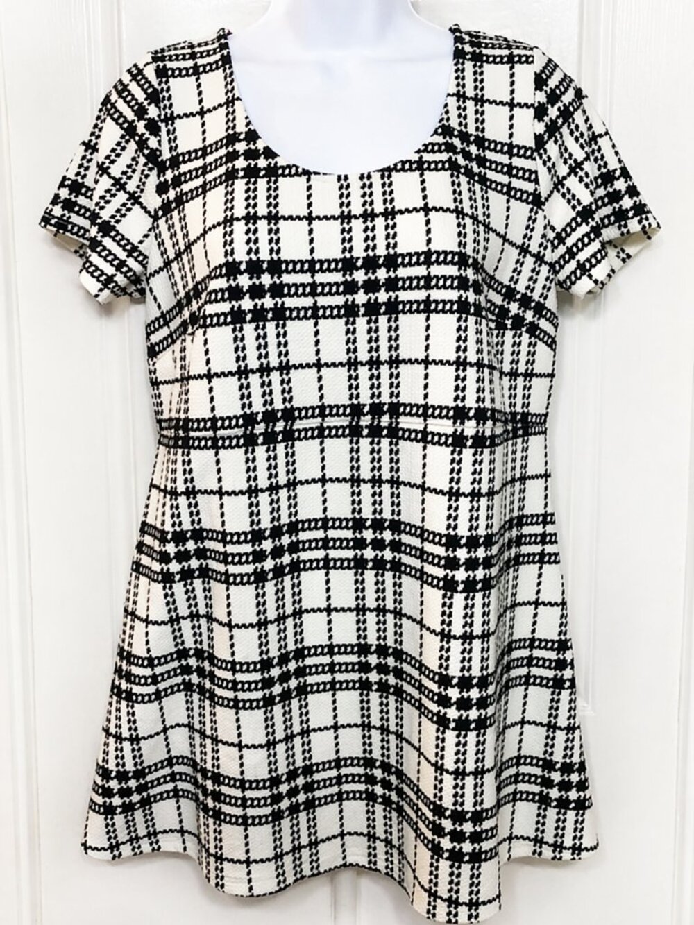 Motherhood Maternity Medium Short Sleeve Dual Color Houndstooth Round Neck Top